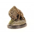 Sculptura leu versus sarpe